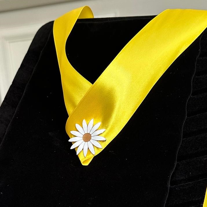 daisy pin